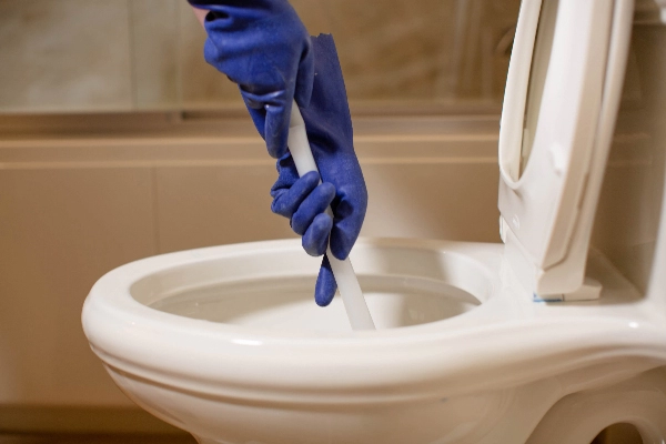 Hand plunging a toilet