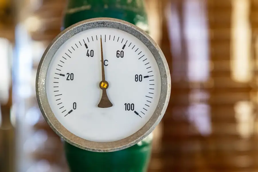 An industrial temperature gauge in degrees Celsius. 